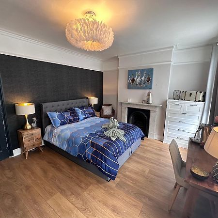 Large Bedroom In Beautiful House London Ngoại thất bức ảnh